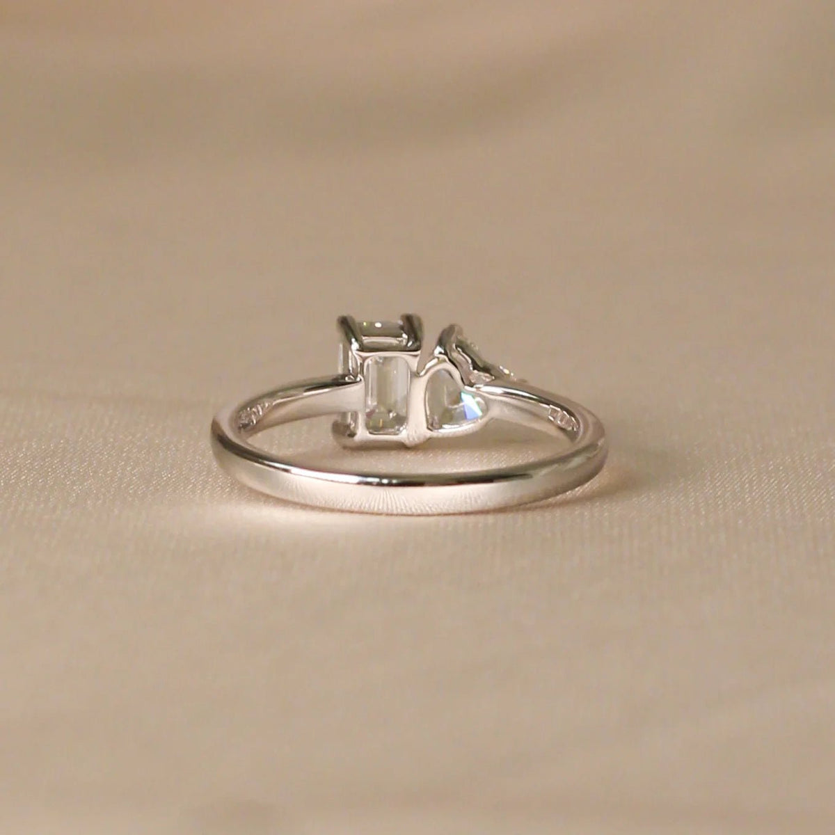 Emerald Cut and Heart Shaped Diamond Toi-et-moi En View 2