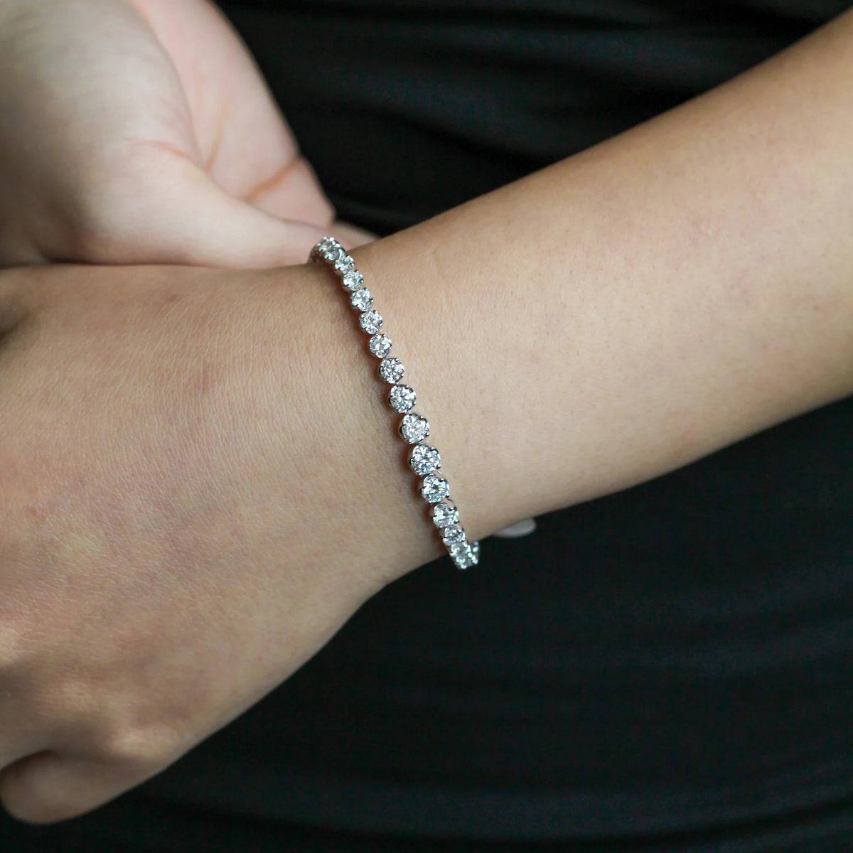 Graduated Round Cut Diamond Tennis Bracelet View 9